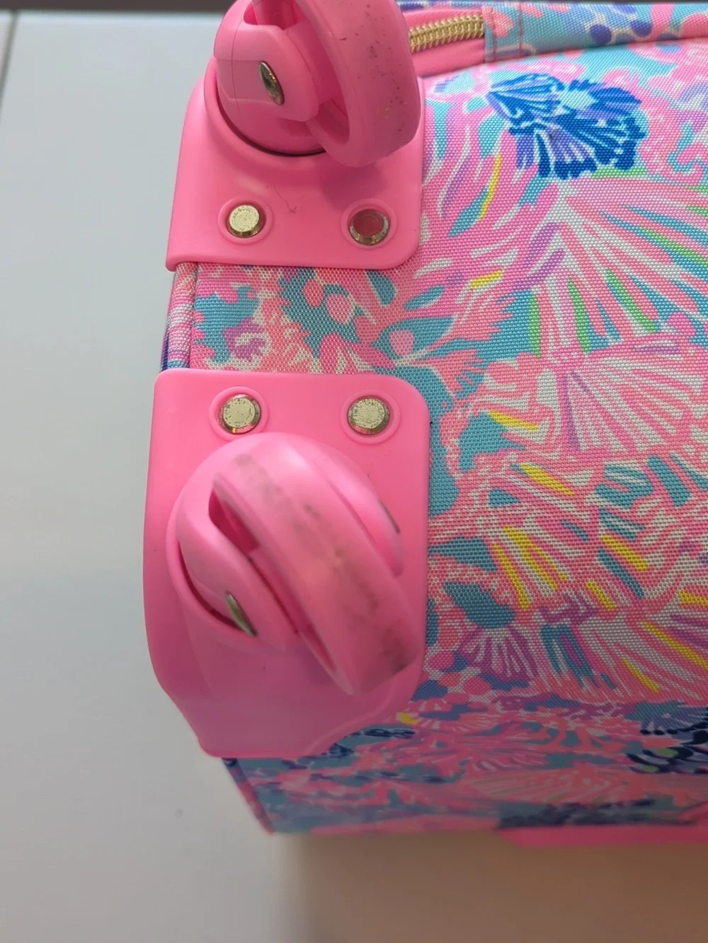 NWOT Lilly Pulitzer GWP Under The Seat Carry-On Rolling Luggage Suitcase - Picture 6 of 7